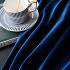 Rideau occultant en velours bleu Klein